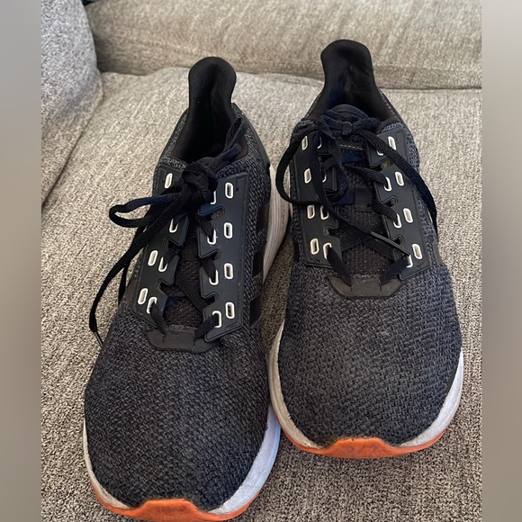 Adidas Men Tenis Shoes - Picture 2 of 3